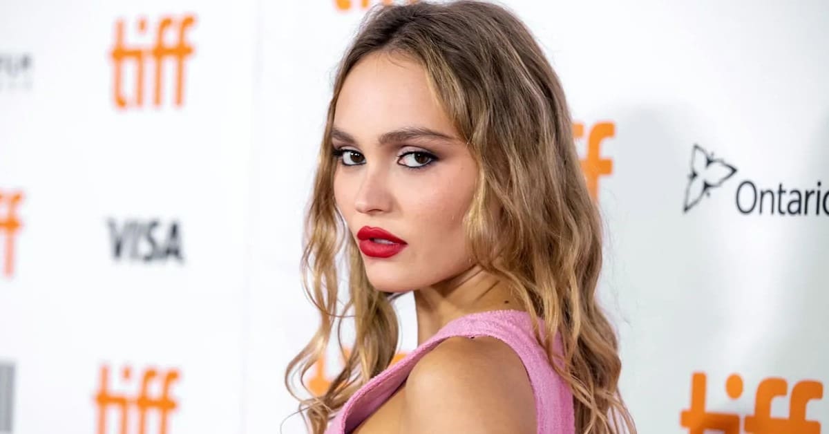 Lily-Rose Depp nue dans la peau de Kate Moss en 2023