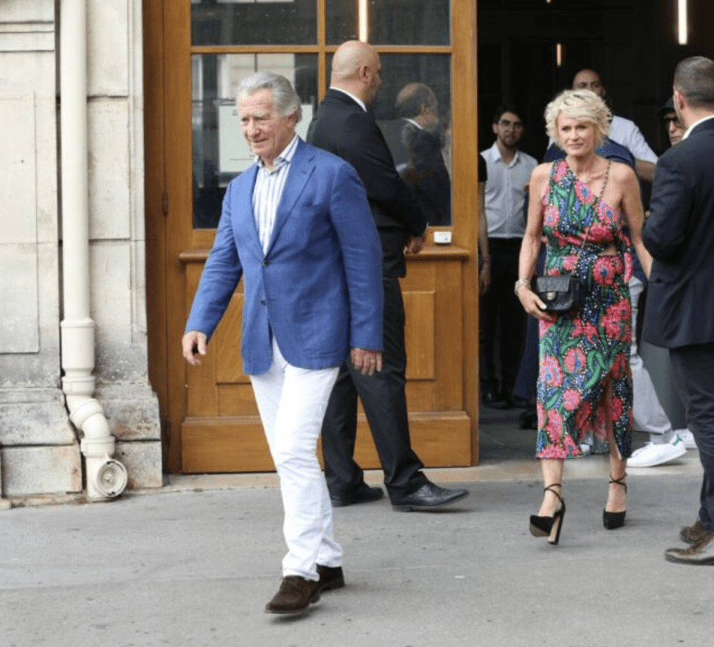 Sophie Davant en couple avec William Leymergie qui sortent de la cérémonie de mariage de Claude Lelouch