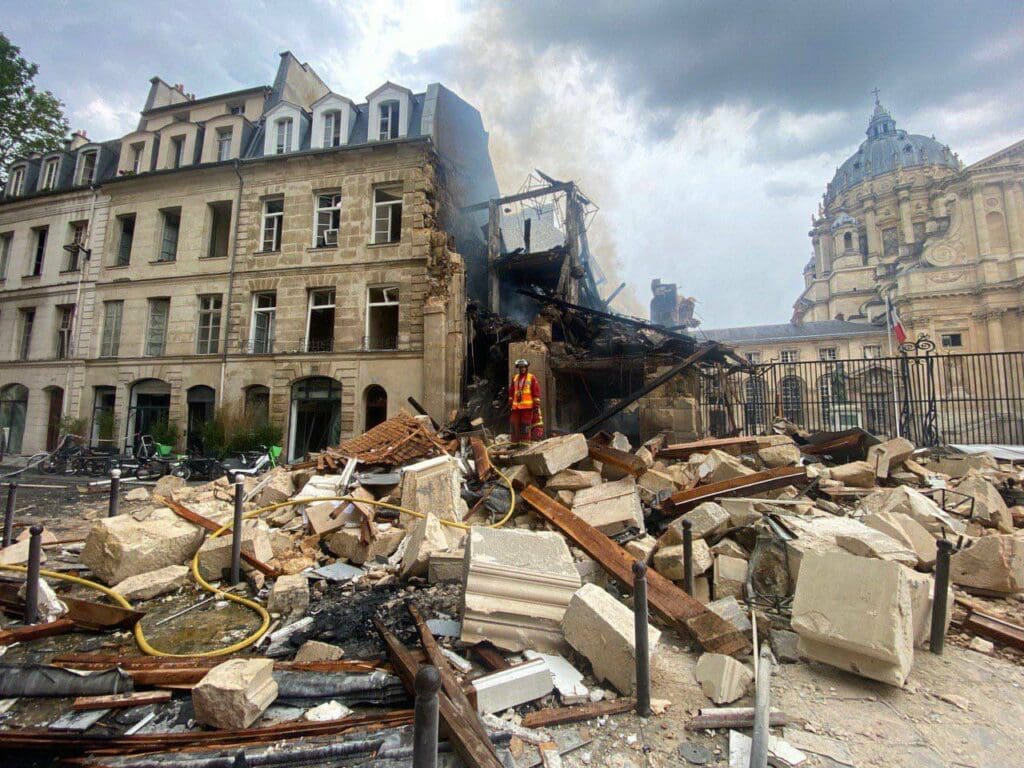 Suite à une puissante explosion qui a dévasté un immeuble à Paris, 260 Pompiers de Paris et 200 policiers ont été mobilisés pour secourir les victimes et assurer la sécurité de la zone d'intervention.