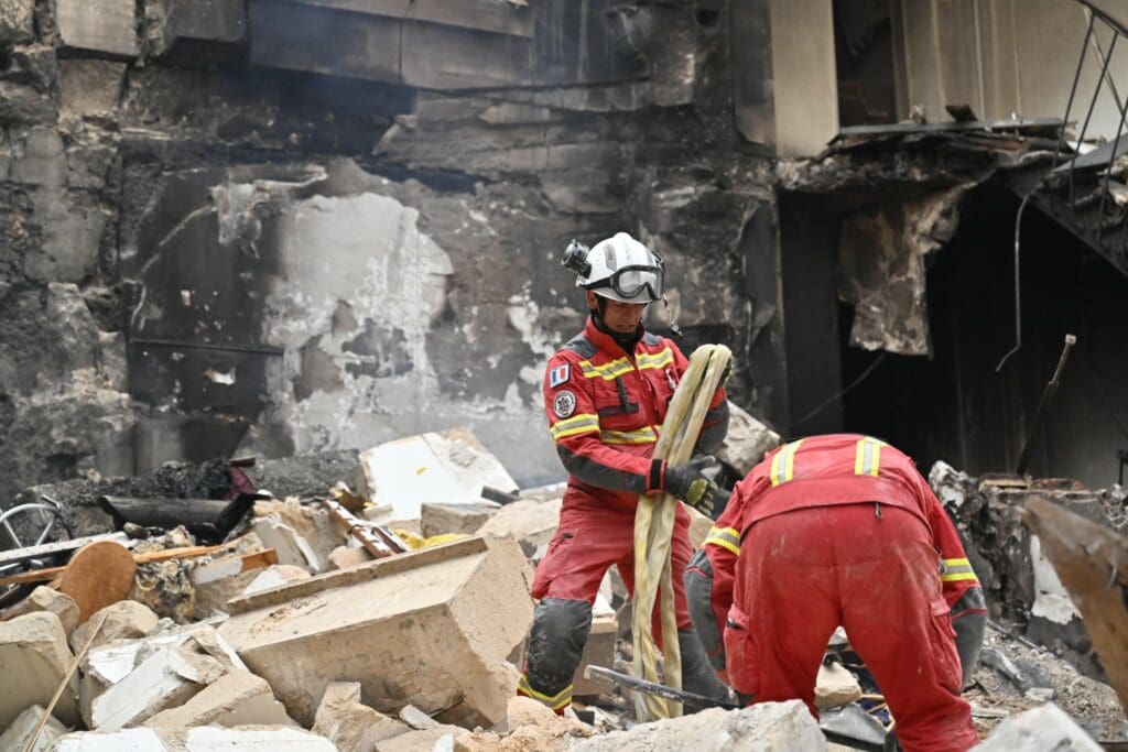 Suite à une puissante explosion qui a dévasté un immeuble à Paris, 260 Pompiers de Paris et 200 policiers ont été mobilisés pour secourir les victimes et assurer la sécurité de la zone d'intervention.
