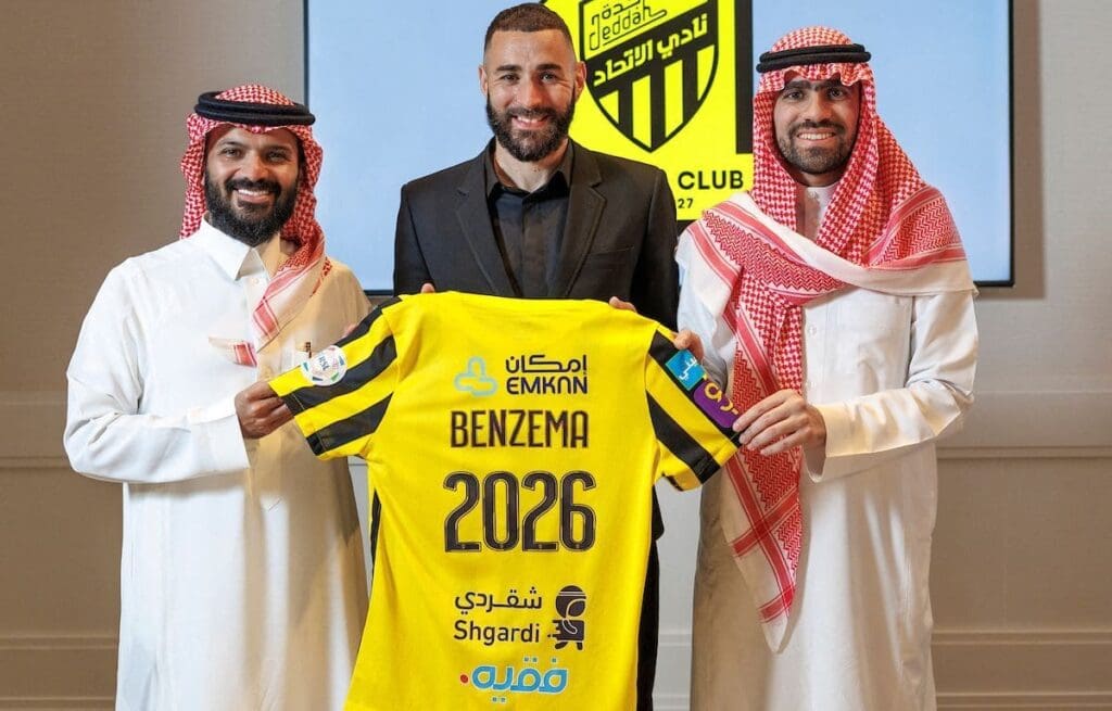 Karim Benzema lors de sa signature au club d'Al-Ittihad en Arabie saoudite.