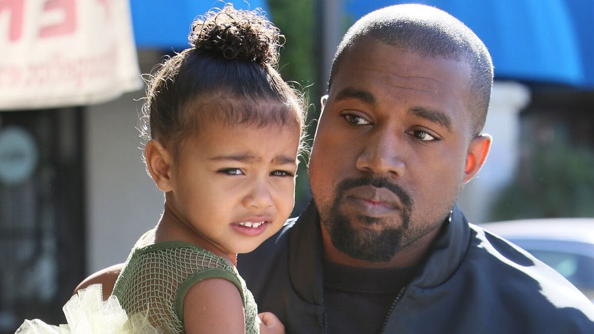 La fille de Kanye West présente à une fête d'anniversaire adulte : Kanye West et sa fille au centre d'une nouvelle polémique.