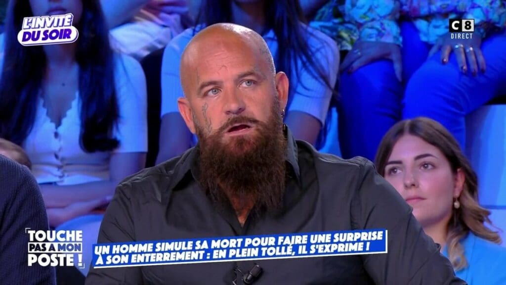 Un tiktokeur simule sa mort : il est invité sur TPMP 