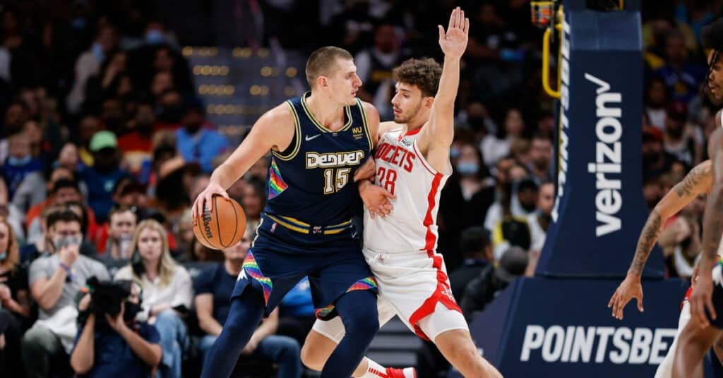 Nikola Jokić des Denver nuggets en duel avec son adversaire des Heat de Miami.