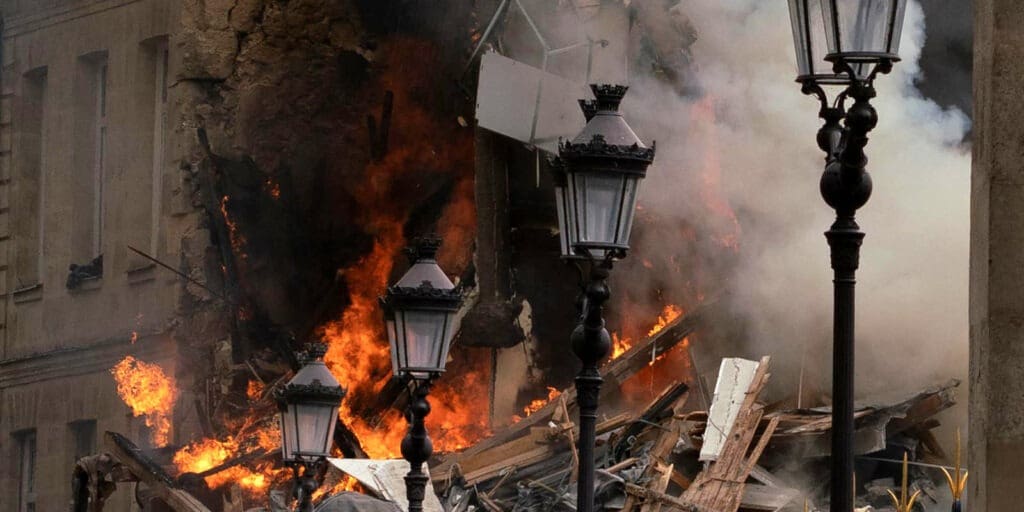 Le bâtiment pris en photo alors qu'il était encore enflammé suite à l'explosion à Paris.