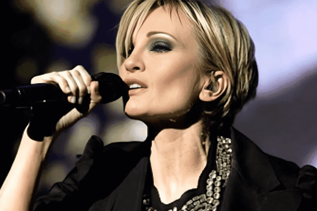 Patricia Kaas, dans son nouveau look, en plein performance sur scène, image datant de 10 ans en arrière.