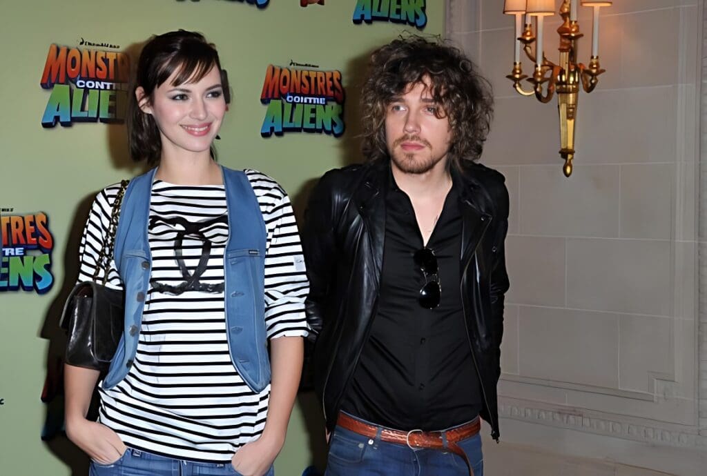 Louise Bourgoin et Julien Doré immortalisés lors du photocall de 'Monstres contre Aliens' en mars 2009.